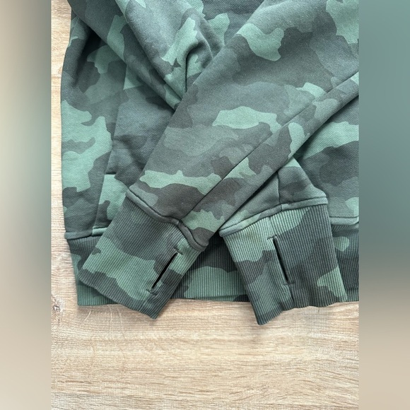 Lululemon Scuba Crew Neck Pullover Sweatshirt Camo Size 2 - Picture 8 of 11